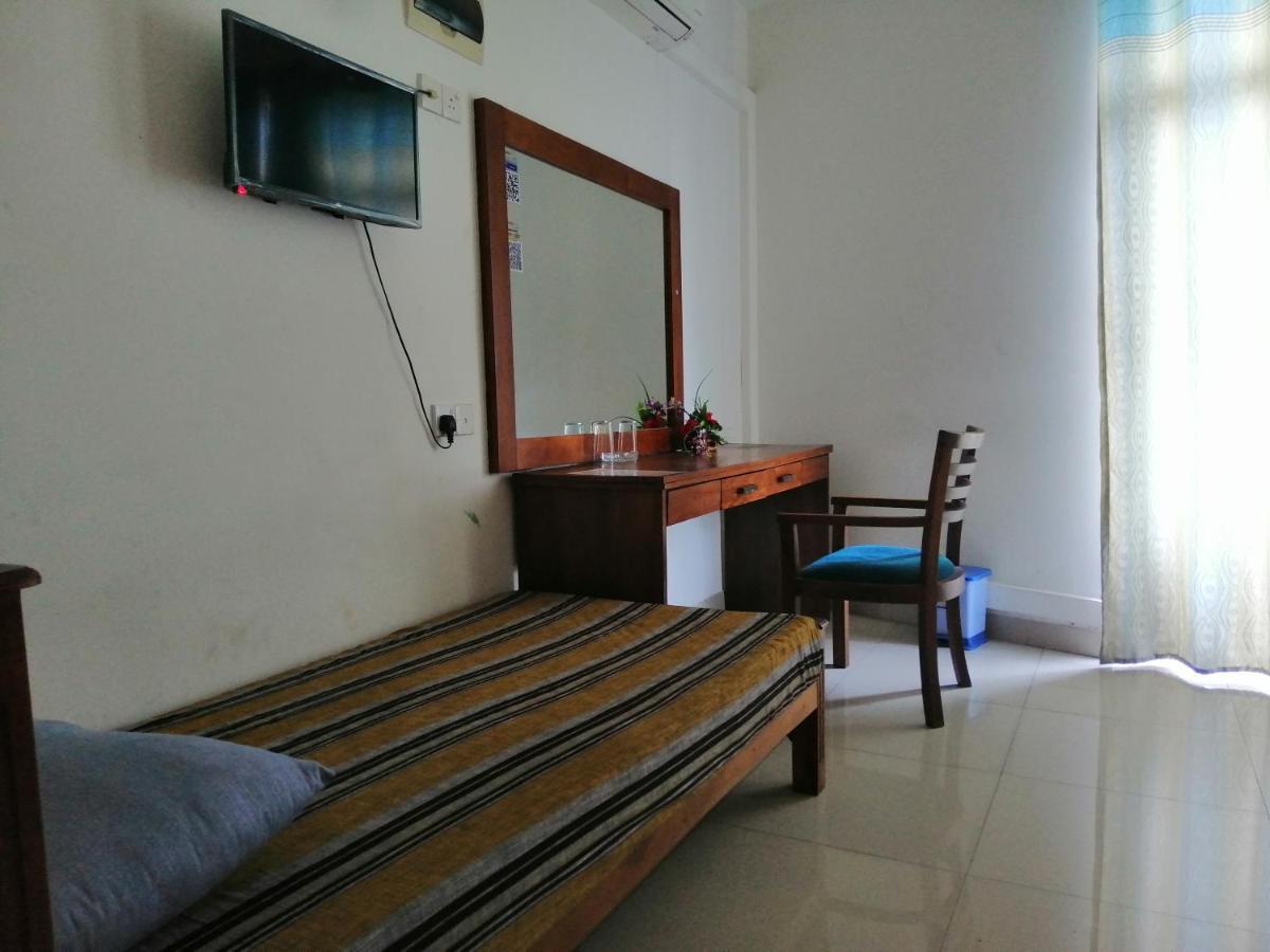 Reliance Hotel Boralesgamuwa Extérieur photo